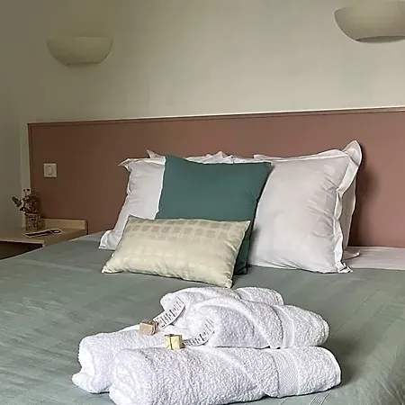 La Maison Du Gasseau Bed & Breakfast 4*